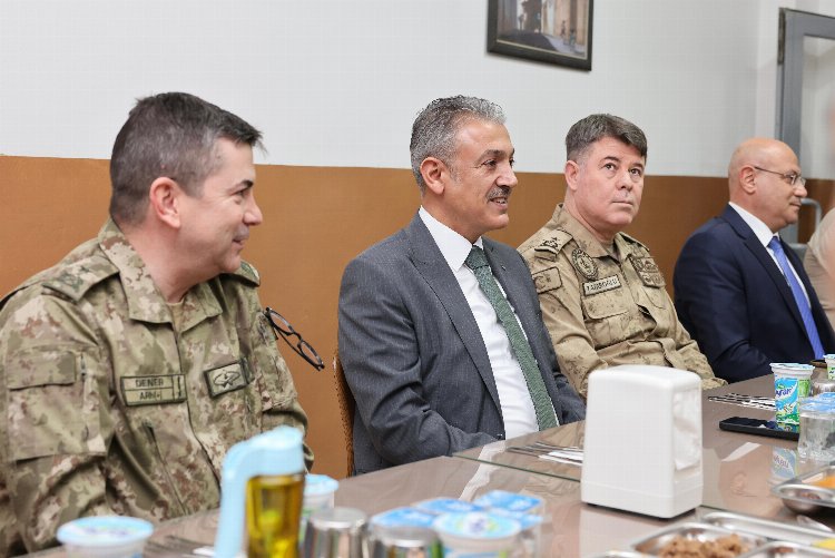 Vali Akkoyun, Suriye sınırında görev yapan askerlerle iftar yaptı