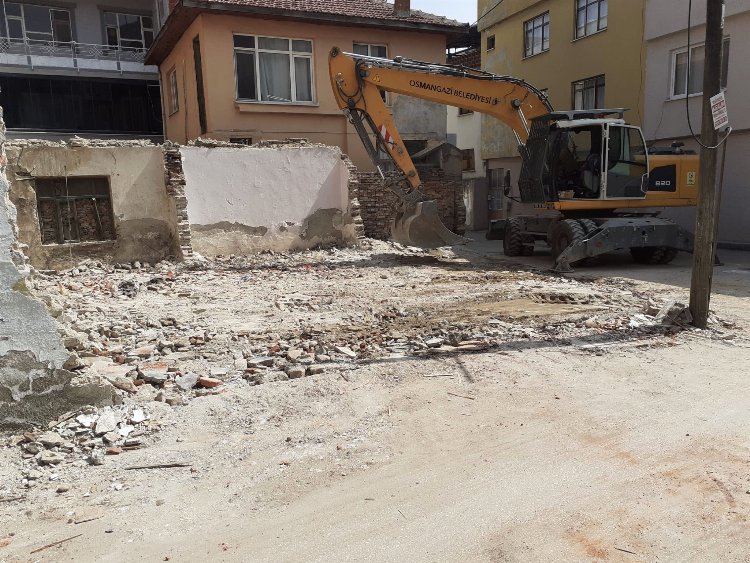 Osmangazi’de metruk binalar bir bir yıkılıyor