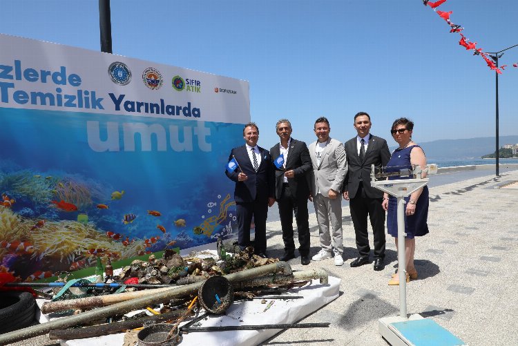 Bursa Gemlik’te Başkan Deviren de denize daldı!