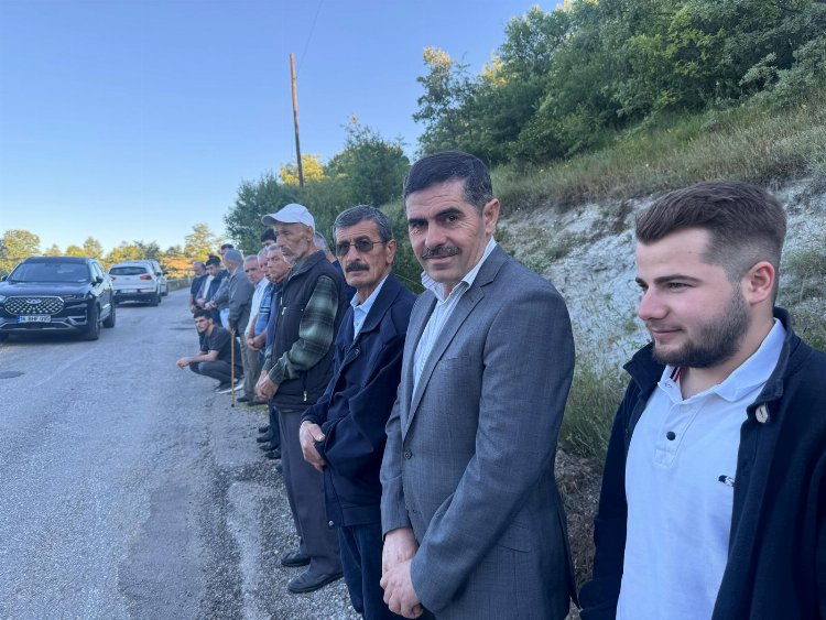 Bursa’da vatandaşlar bayram namazı sonrası mezarlıklara akın etti