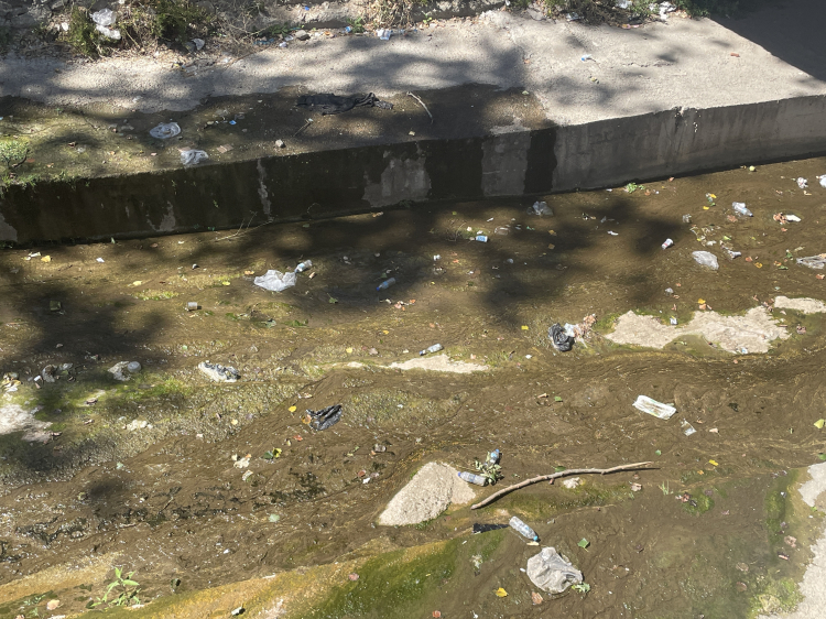 Bursa’da kuruyan dere kötü koku yayıyor