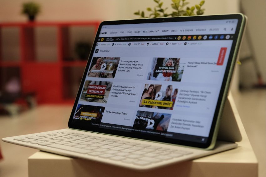 Kütüphanede Ders, Kafede İş: Dışarıda Çalışanlar İçin Doğru Tablet Seçimi ile Çantayı Hafifletme Rehberi